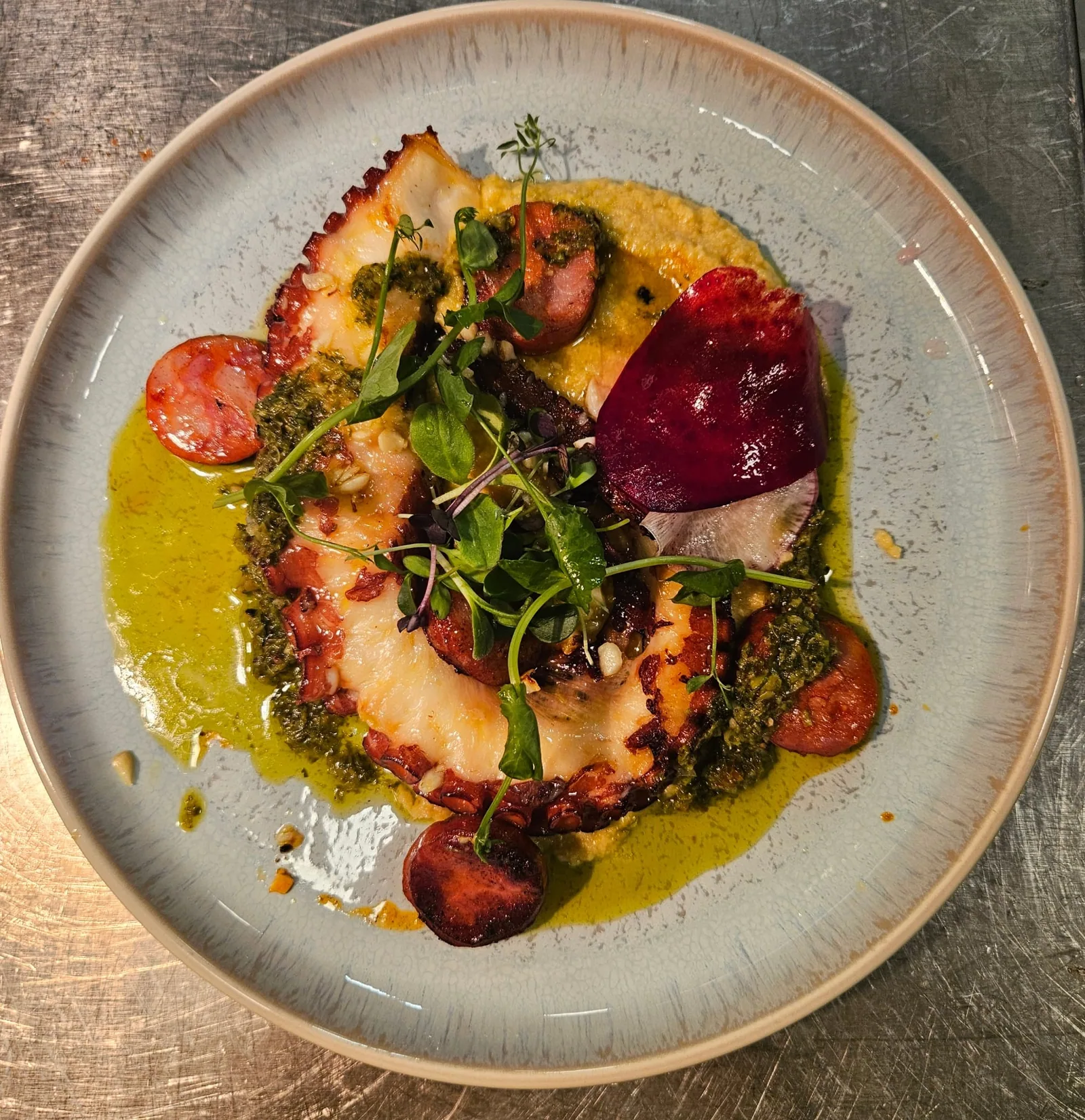 Une assiette de poulpe grillé préparée à La Table d’Am Park