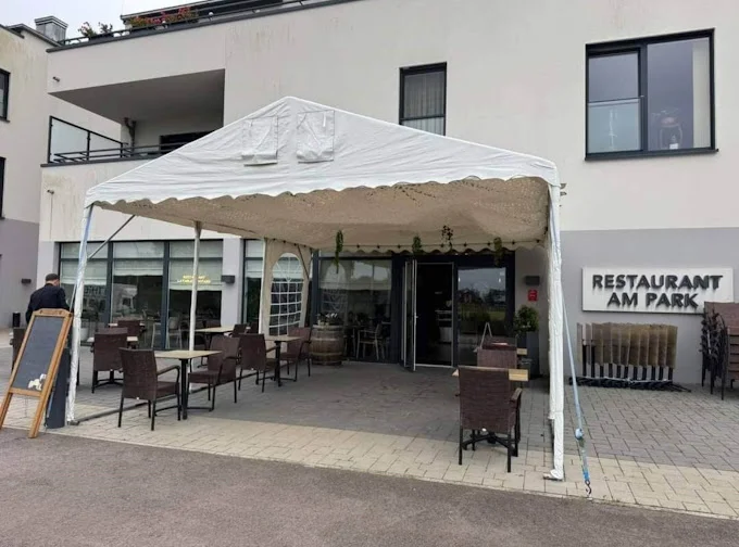 L’entrée et la terrasse de La Table d’Am Park